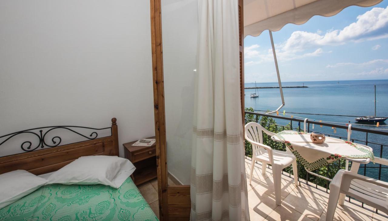 Orfanos Loutraki Rooms Eksteriør bilde