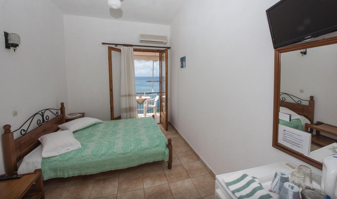 Orfanos Loutraki Rooms Eksteriør bilde