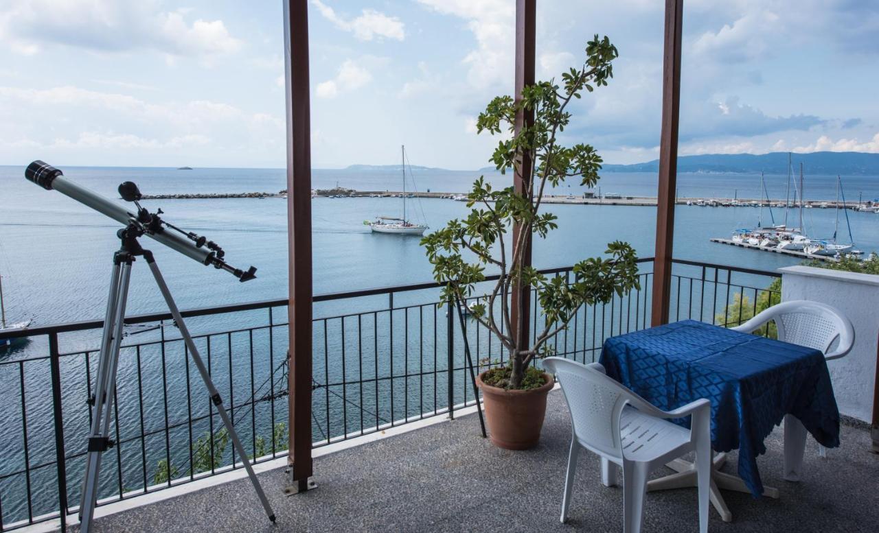 Orfanos Loutraki Rooms Eksteriør bilde