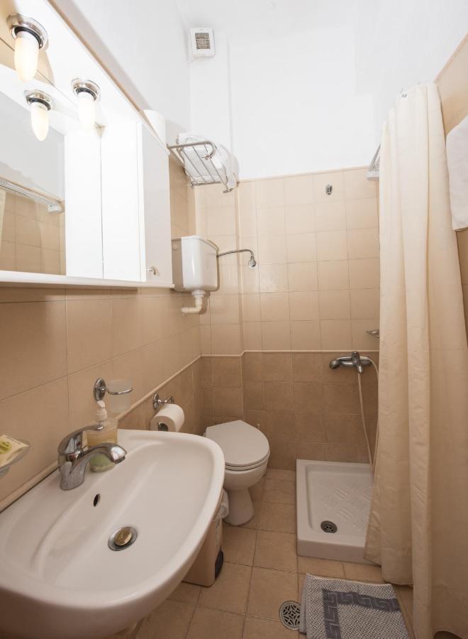 Orfanos Loutraki Rooms Eksteriør bilde